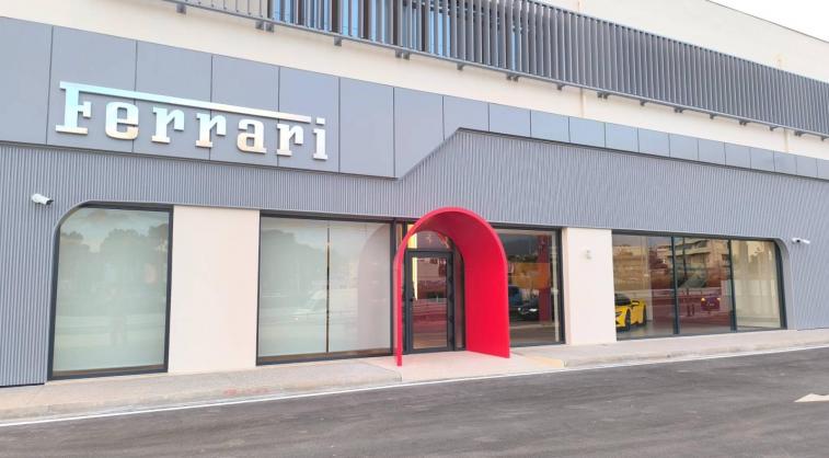 Ξεκίνησε η νέα εντυπωσιακή αντιπροσωπεία της Ferrari στην Ελλάδα